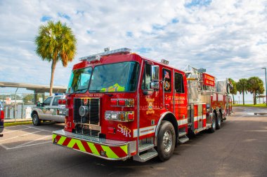 St. Petersburg İtfaiye Departmanı itfaiye aracı St. Petersburg, Florida FL şehir merkezindeki belediye limanında görev yapıyor.. 