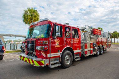 St. Petersburg İtfaiye Departmanı itfaiye aracı St. Petersburg, Florida FL şehir merkezindeki belediye limanında görev yapıyor.. 