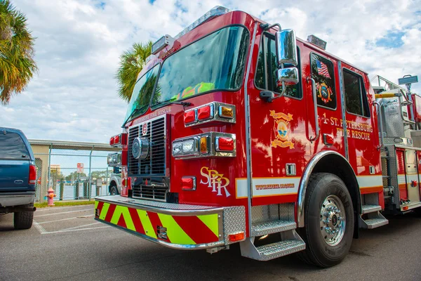 位于美国佛罗里达州圣彼得堡市中心市码头的圣彼得堡消防救援队的消防车 — 图库照片