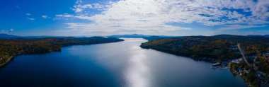 Meredith Körfezi 'nin panoramik hava görüntüsü Winnipesaukee Gölü' nde Meredith, New Hampshire NH, ABD şehir merkezinden sonbaharda. 
