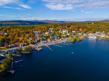 Meredith şehir merkezinde sonbaharda Meredith Bay ile birlikte New Hampshire NH, ABD 'de Winnipesaukee Gölü' nde yeşillik manzarası var.. 