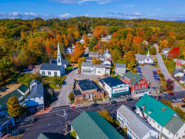 Meredith şehir merkezi sonbahar yeşillik manzaralı First Congregational Church ve Mill Falls, New Hampshire NH, ABD. 