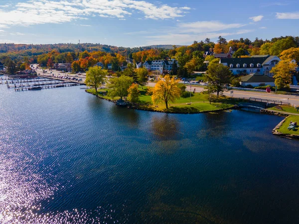 メリディス タウン中心部のウィニペスキー湖のメレディス湾の海岸線空撮秋の紅葉 ニューハンプシャー州 アメリカ — ストック写真