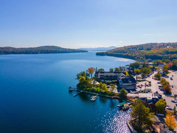 Meredith Körfezi 'nin rıhtımı Winnipesaukee Gölü' nde Meredith şehir merkezi hava manzaralı, New Hampshire NH, ABD. 