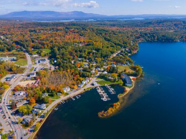 Meredith Körfezi 'nin rıhtımı Winnipesaukee Gölü' nde Meredith şehir merkezi hava manzaralı, New Hampshire NH, ABD. 