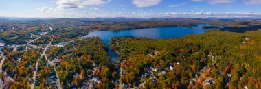 Waukewan Gölü 'nün panoramik hava görüntüsü Meredith, New Hampshire NH, ABD şehir merkezinden sonbaharda. 