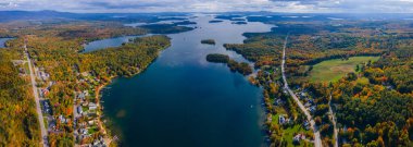 Winnipesaukee Gölü 'ndeki Merkez Liman Koyu' nun panoramik hava görüntüsü, New Hampshire Ulusal Sağlık Merkezi 'nden sonbaharda.. 