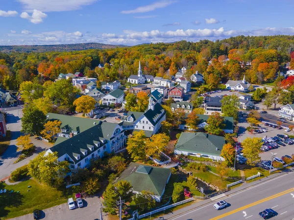 Meredith şehir merkezi sonbahar yeşillik manzaralı First Congregational Church ve Mill Falls, New Hampshire NH, ABD. 
