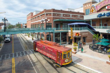 Tampa, Florida FL, ABD 'deki Ybor City Tarihi Bölgesi' nde TECO Line Tramvayı. 