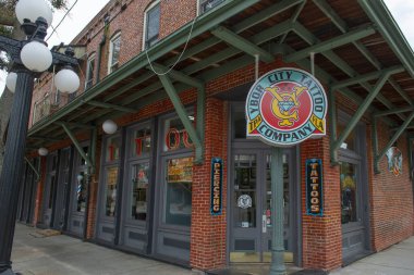 Ybor City Dövme Şirketi Tampa, Florida FL, ABD 'deki Ybor City Tarih Bölgesi' nde N 15. Cadde 'de 1501 E 7. Cadde' de.. 