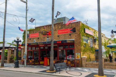 Gaspar 's Grotto, Tampa, Florida FL, ABD' deki Ybor City Tarihi Bölgesi 'nde Angel Oliva Yaşlılar Sokağı' nda 1805 E 7. Cadde 'de.. 