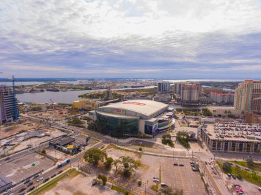 Amalie Arena hava görüntüsü Tampa şehir merkezindeki 401 Channelside Drive, Florida FL, ABD. Burası NHL Tampa Bay Lightning 'in evidir.. 