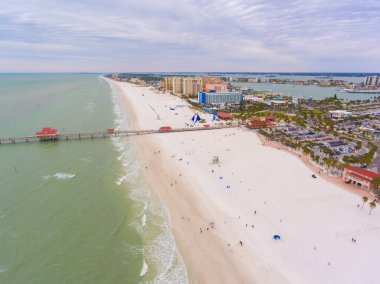 Clearwater Beach ve Pier 60 Balıkçı İskelesi hava manzarası bulutlu bir günde, Clearwater, Florida FL, ABD. 