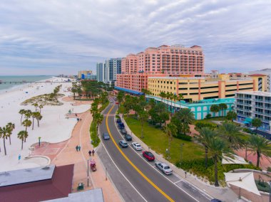 Clearwater Beach ve S Gulfview Bulvarı bulutlu bir günde hava görüntüsü, Clearwater, Florida FL, ABD. 