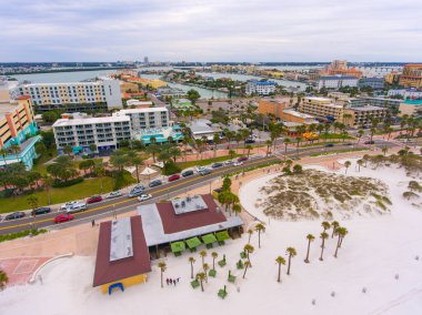 Clearwater Plajı ve Clearwater Limanı hava manzarası bulutlu bir günde, Clearwater, Florida FL, ABD. 