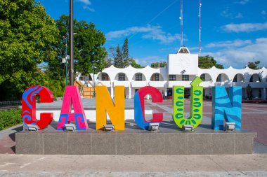 Cancun şehir merkezindeki Avenida Tulum, Quintana Roo QR, Meksika 'daki Palacio Belediyesinde Renkli Cancun Mektupları.