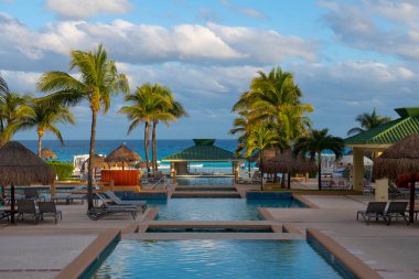 Iberostar Selection Cancun oteli açıkhava yüzme havuzu plaj ve okyanus ile Hotel Zone, Cancun, Quintana Roo QR, Meksika.