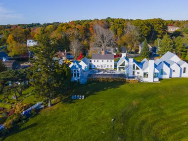 Kittery Point, Maine ME, ABD 'deki Kittery kasabasındaki 94 Pepperrell Yolu' ndaki John Bray House hava görüntüsü. Bu ev 1720 'de inşa edildi.. 