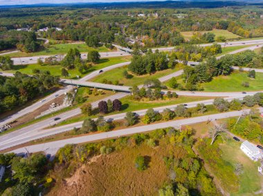 Maine 'deki 95 no' lu otoban, 2 no 'lu çıkış ile ABD 1 no' lu güzergahın sonbaharda Kittery, Maine ME, ABD 'de havadan görüntüsü değiştirildi.. 