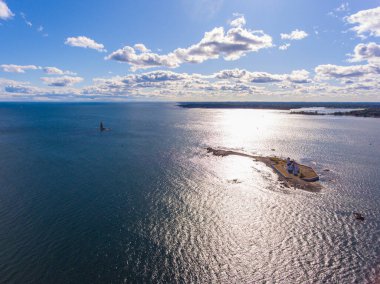 Solda Balina Sırtı Deniz feneri ve sağda Wood Island Hayat Kurtarma İstasyonu günbatımında Portsmouth Limanı, Kittery, Maine ME, ABD. 