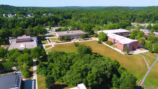 美国麻萨诸塞州哈维尔希尔市的北埃塞克斯社区学院哈维尔希尔校园空中景观 — 图库视频影像