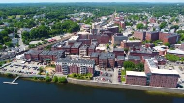 Washington Caddesi, Haverhill, Massachusetts MA, ABD 'deki ticari binalar da dahil olmak üzere Merrimack Nehri' nden Haverhill tarihi şehir merkezine uçuyor.. 