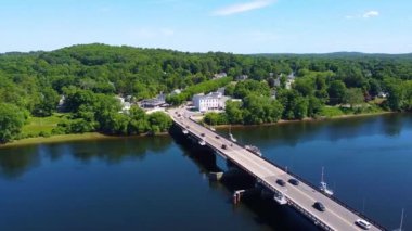 Merrimack Nehri 'ndeki Bates Köprüsü ve Massachusetts MA' daki Elm Park 'ı da kapsayan Grothe Town hava manzarası.. 