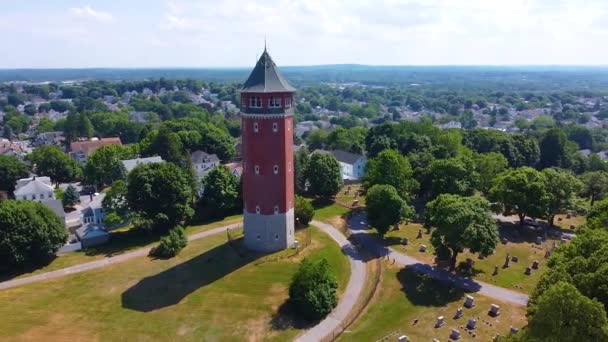 美国麻萨诸塞州劳伦斯市的高级服务水塔和水库航景 这座塔始建于1896年 现为国家历史名胜 — 图库视频影像