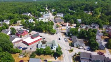Raymond şehir merkezi hava manzarası, belediye binası, Lyman Memorial Park ve cemaat kilisesi, Raymond, New Hampshire NH, ABD. 