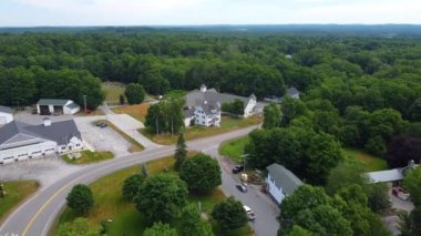 Atkinson şehir merkezinin havadan görüntüsü arasında itfaiye, tarih derneği ve Kimball Halk Kütüphanesi, Atkinson, New Hampshire NH, ABD. 