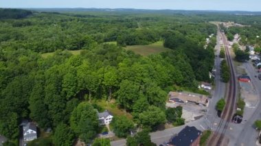 Shirley Village Tarihi Bölgesi ve yazın ana cadde ve ABD 'nin Massachusetts MA kentindeki demiryolu da dahil olmak üzere kırsal manzara manzarası. 