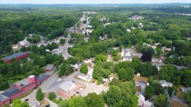 Shirley Village Tarihi Bölgesi ve yazın ana cadde ve ABD 'nin Massachusetts MA kentindeki demiryolu da dahil olmak üzere kırsal manzara manzarası. 