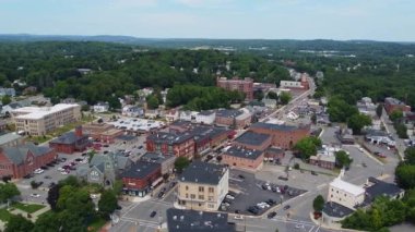 Leominster, Massachusetts MA, ABD 'deki Leominster şehrinde şehir merkezi, ana cadde ve batı sokağı da dahil olmak üzere tarihi şehir merkezi hava manzarası. 