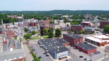 Leominster, Massachusetts MA, ABD 'deki Leominster şehrinde şehir merkezi, ana cadde ve batı sokağı da dahil olmak üzere tarihi şehir merkezi hava manzarası. 