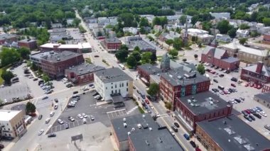 Leominster, Massachusetts MA, ABD 'deki Leominster şehrinde şehir merkezi, ana cadde ve batı sokağı da dahil olmak üzere tarihi şehir merkezi hava manzarası. 