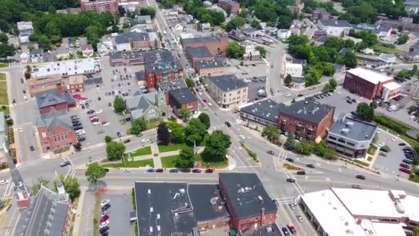 レミンスター歴史都市中心部の空中からの眺めは マサチューセッツ州レミンスター市のタウン コモン メインストリート ウエスト ストリートを含みます — ストック動画