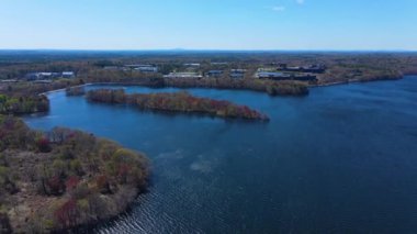 İlkbaharda Massachusetts MA, ABD 'deki Waltham şehrinde Cambridge Reservoir üzerinde uçuyor.. 