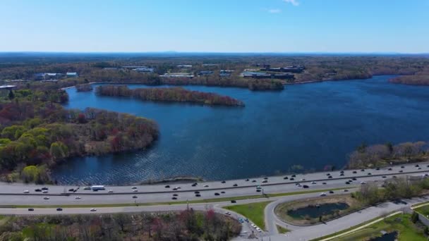 Volando Sobre Carretera Interestatal Embalse Cambridge Primavera Ciudad Waltham Massachusetts — Vídeo de stock