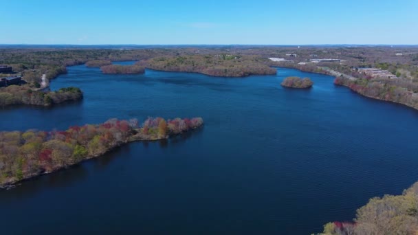 Flying Cambridge Reservoir Spring City Waltham Massachusetts Usa — Stock Video