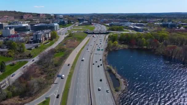 Latanie Nad Autostradą Międzystanową Zbiornikiem Wodnym Cambridge Wiosną Waltham Massachusetts — Wideo stockowe