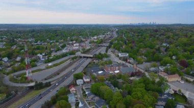 Batı Newton ve Eyaletler Arası Otoyol 90 I-90 numaralı hava yolu Exit 125 'te modern gökyüzü arka planda Newton, Massachusetts MA, ABD. 