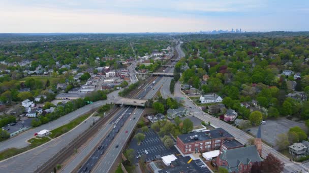 ウェスト ニュートンと州間高速道路90号線I 90はボストン近代的なスカイラインを背景にした125番出口にあり アメリカ合衆国マサチューセッツ州ニュートン市にある — ストック動画