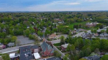 Washington Caddesi 'ndeki tarihi Batı Newton şehir merkezinin Newton, Massachusetts MA, ABD' deki St. Bernard Parish Kilisesi de dahil olmak üzere havadan görünüşü. 