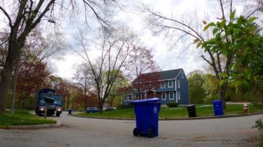 ABD 'nin Massachusetts MA banliyösündeki çöp ve çöp bidonlarını Cumhuriyet Hizmetleri çöp kamyonları topluyor.. 