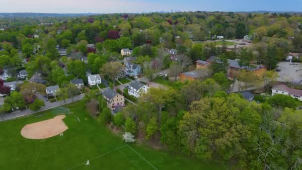 春天在美国马萨诸塞州牛顿市 以波士顿现代城市天际线为背景的西牛顿郊区飞行 — 图库视频影像