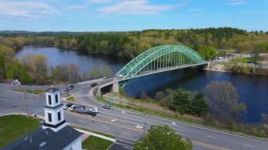 ABD 'nin Massachusetts MA kentindeki Tyngsborough kasabasında ilkbaharda Merrimack Nehri hava manzaralı tarihi toplantı evi ve Tyngsboro Köprüsü.
