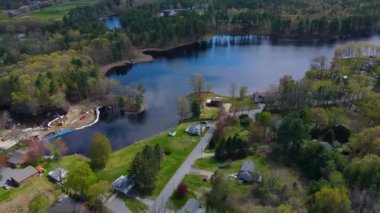 Tyngsborough tarihi şehir merkezi ve Flint Pond hava manzaralı Tyngsborough, Massachusetts MA, ABD.