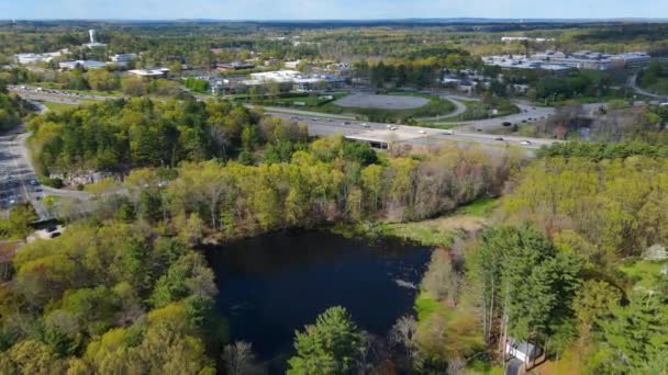 美国麻萨诸塞州贝德福德镇威尔逊米尔公园的Vine Brook和美国3号高速公路的空中景观 — 图库视频影像
