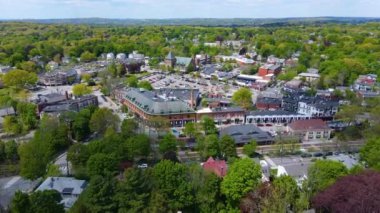 Newton Center tarihi bölge hava manzarası Newton Centre Green ve tarihi Beacon Caddesi 'ni kapsıyor. Newton City, Massachusetts MA, ABD. 