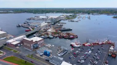 New Bedford, Massachusetts MA 'daki New Bedford Limanı yakınlarındaki Acushnet Nehri' ndeki Fish Island ve Pope Adası 'nın havadan görüntüsü..